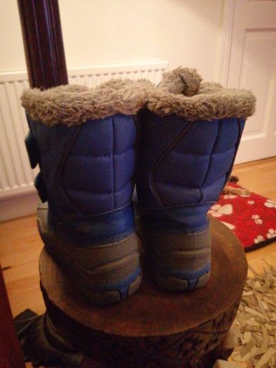 snowboots size 2