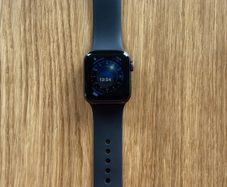 Apple Watch  Series 5 40mm GPS & Cellular 32GB