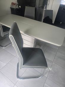 Extendable dining table