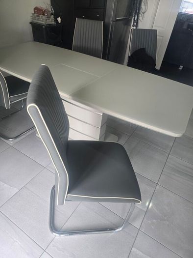 Extendable dining table