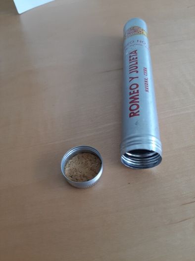 Single Havana cigar container