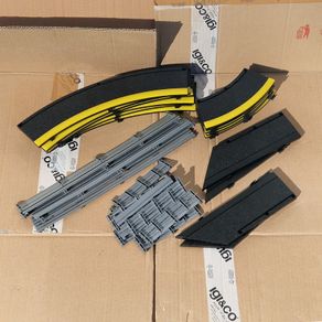Scalextric Radius Two Black Borders Kit with Barriers (R2 Lead In/Out Inner Outer )