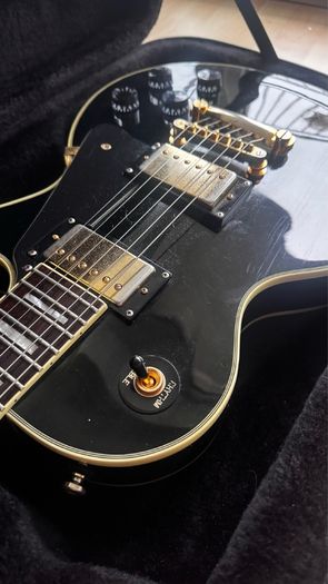 Black Gibson Epiphone