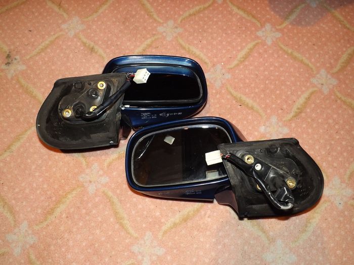 1 x Pair of Celica gen 7 electric mirrors/ Spectra Blue. (Non electric folding)