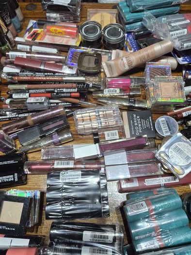 Wholesale Cosmetics Lot: 850 Pieces, Mixed Brands