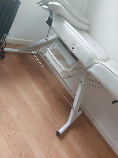 Massage beauty bed
