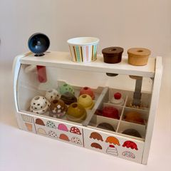 Portable toy ice cream counter