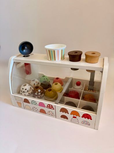 Portable toy ice cream counter