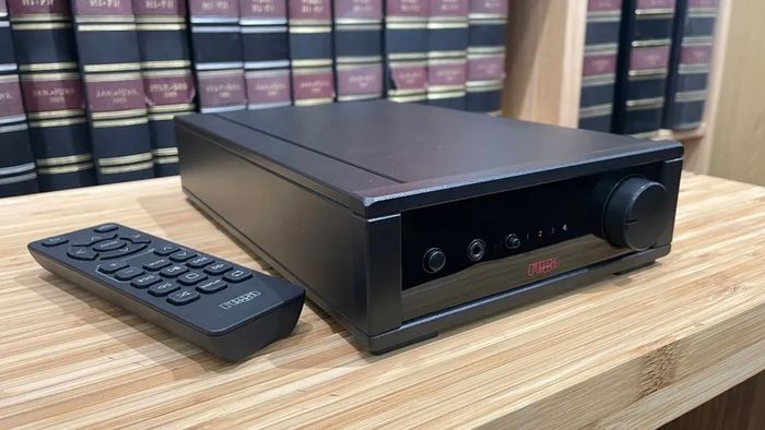 Rega Io Amplifier with Phono stage high quality amplifier as new with Remote