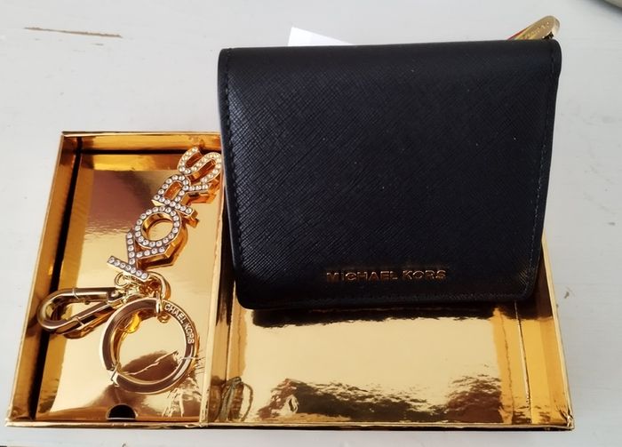 Michael Kors Balck Wallet Zip with Golden Key Ring