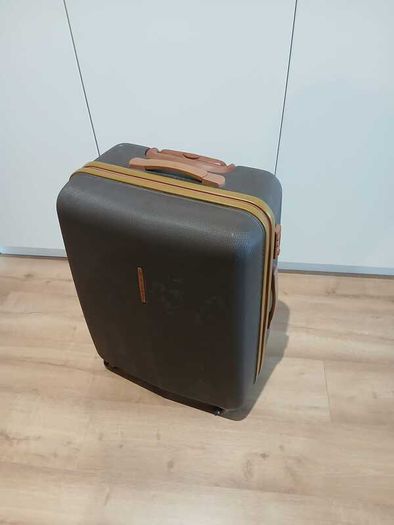 Large Hard Shell Suitcase 67cm: Wheeled Travel Luggage
