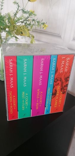 Books    set of five new sealed  A court of thrones and roses  by sarah  j. Mass