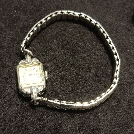 The women's Ingersoll likely dates back to the 1960s or 1970s