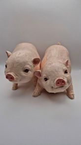 Pair of garden piglet statuet