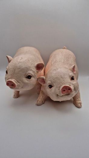 Pair of garden piglet statuet