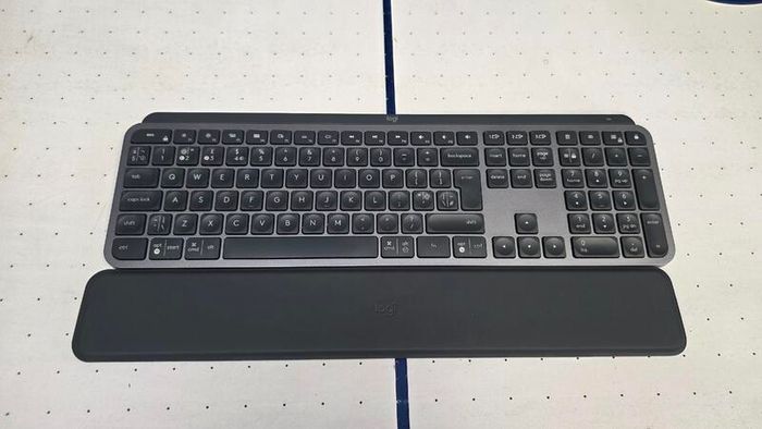 Logitech MX Keys Keyboard & Logitech MX Palm Rest - Desktop PC, Laptop