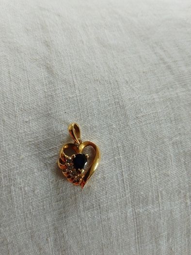 18 CT Gold pendant with Natural Sapphire and  diamonds