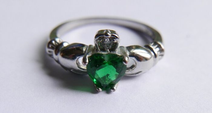 Vintage 925 Sterling Silver Claddagh Ring with Green Heart Stone size Q - 2,5g