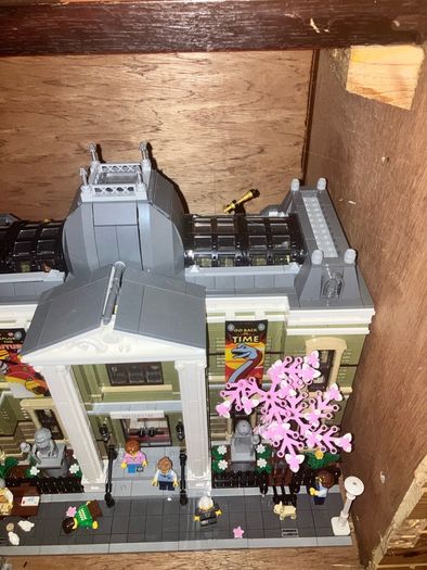 Lego Natural History Museum set 10326