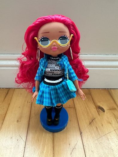2 LOL dolls