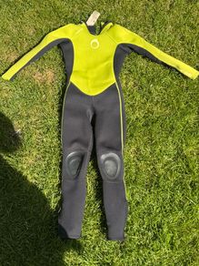 Decathlon wetsuit Aged 8