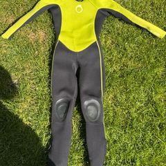 Decathlon wetsuit Aged 8