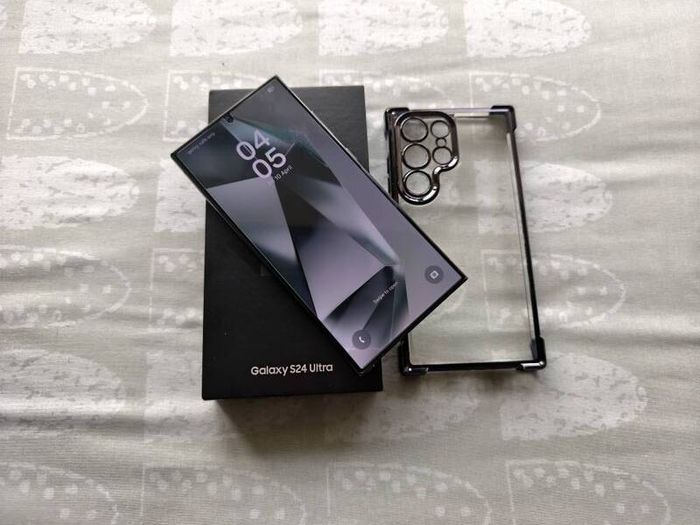 Samsung Galaxy S24 Ultra 256gb in excellent condition, screen protector and case