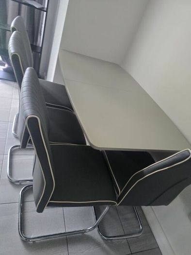 Extendable dining table