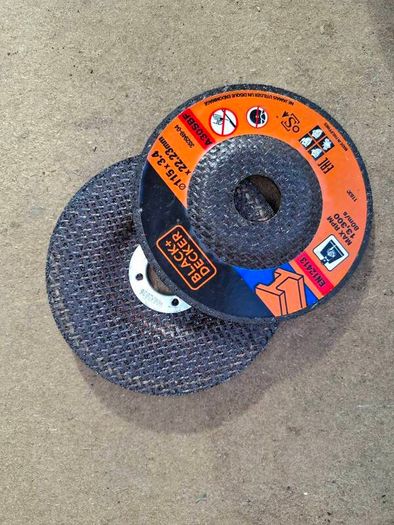 Black+Decker Angle Grinder 710W + Discs & Wire Brush Kit