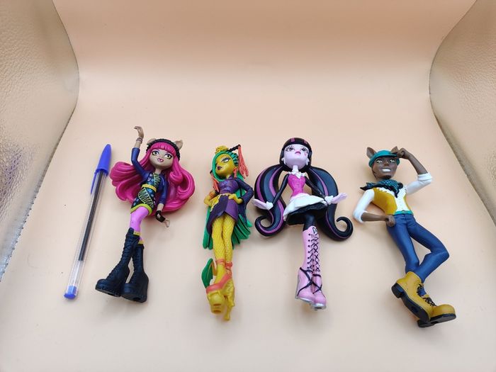 Monster High RBA Magazine Figure Bundle