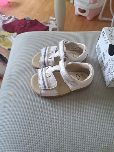 Clarks girl sandles 5.5G