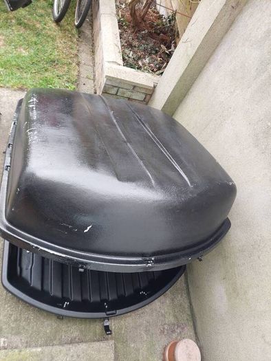 Car roof box