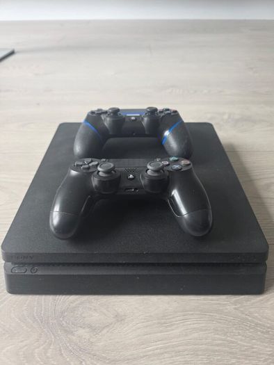 PS4 Slim 500G + Call of Duty, 2 Controllers