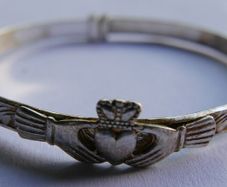 Vintage Sterling Silver Claddagh Bangle Bracelet 2" - 6,28g