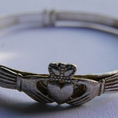 Vintage Sterling Silver Claddagh Bangle Bracelet 2" - 6,28g