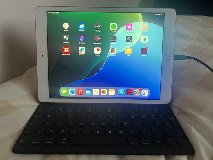 APPLE - 10.2" iPad (2020) - 32 GB, Gold with apple keyboard