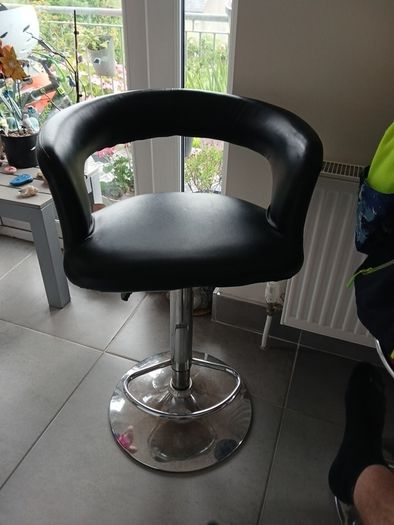 High stools chairs x3
