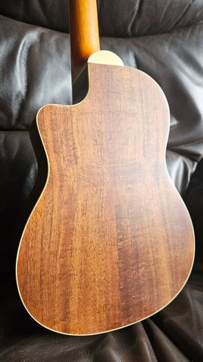 Oscar Schmidt OU6LCE Ukulele with case