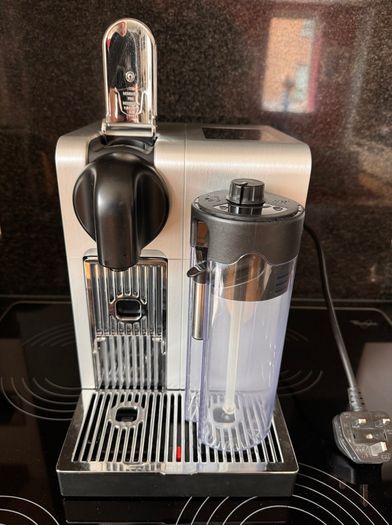 Nespresso De'Longhi Latissima Pro Coffee Machine