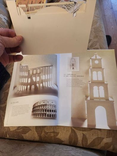 Architectures En Pop-up. 24 Cartes Detachables A Mettre En Volume. Large Volume Paperback  In Good Condition.