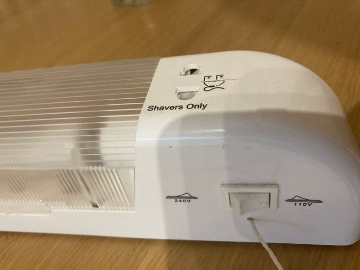 Shaver socket / light