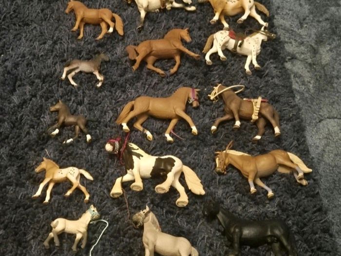 Schleich Horse Large Lot  Stable, Horses, Fencing,car Ambulance  Accessories