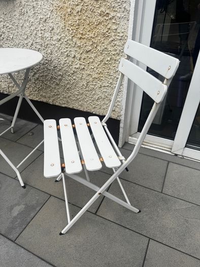 garden table and chairs