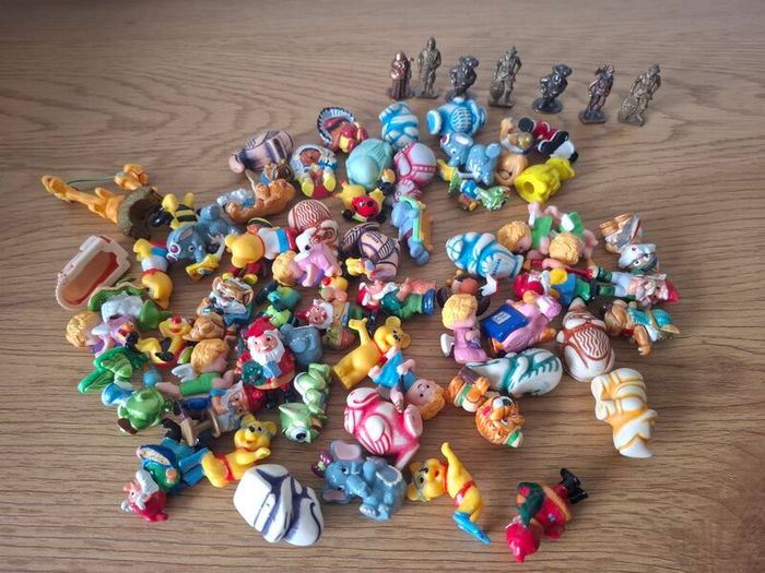 Old Kinders toys   lot