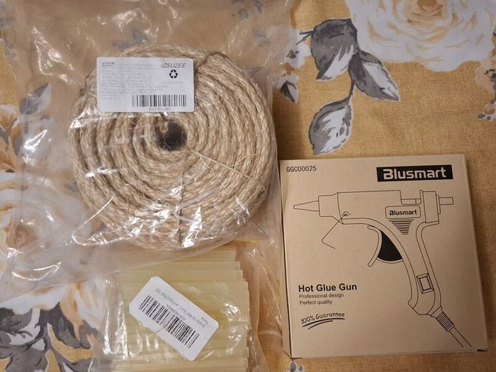 Electric Glue Gun & 101 Glue Sticks & Sisal Rope Price Includes Postage Cost