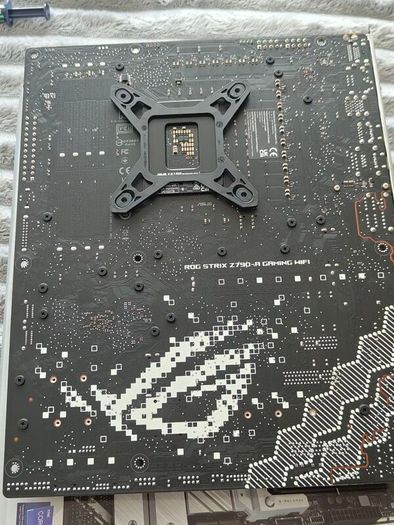 ROG Strix Z-790A gaming WiFi DDR5 (Ram not included)