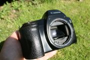Canon EOS 1000 SLR 35mm film camera  Body only, tested (batteries need to be replaced)