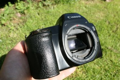 Canon EOS 1000 SLR 35mm film camera  Body only, tested (batteries need to be replaced)