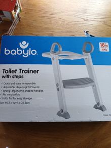 Toilet trainer with steps