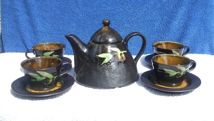 CARRIG DONN TEAPOT SET (plum design) - a set of four cups, saucers & large teapot (excellent unused condition)